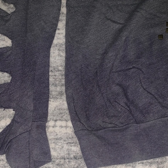 TPARTY DISTRESSED GRAYISH BLUE TOP WITH CUTOUT SLEEVES  AND GOLD STUDED STAR - Picture 6 of 11